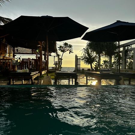 White Sand Villa - Beach Front Hikkaduwa Exterior photo