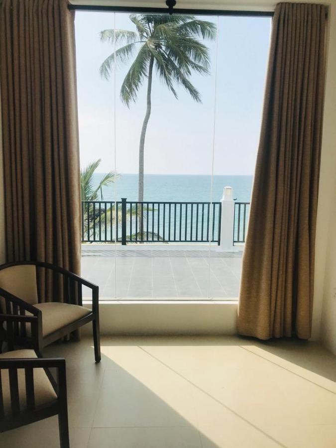 White Sand Villa - Beach Front Hikkaduwa Exterior photo