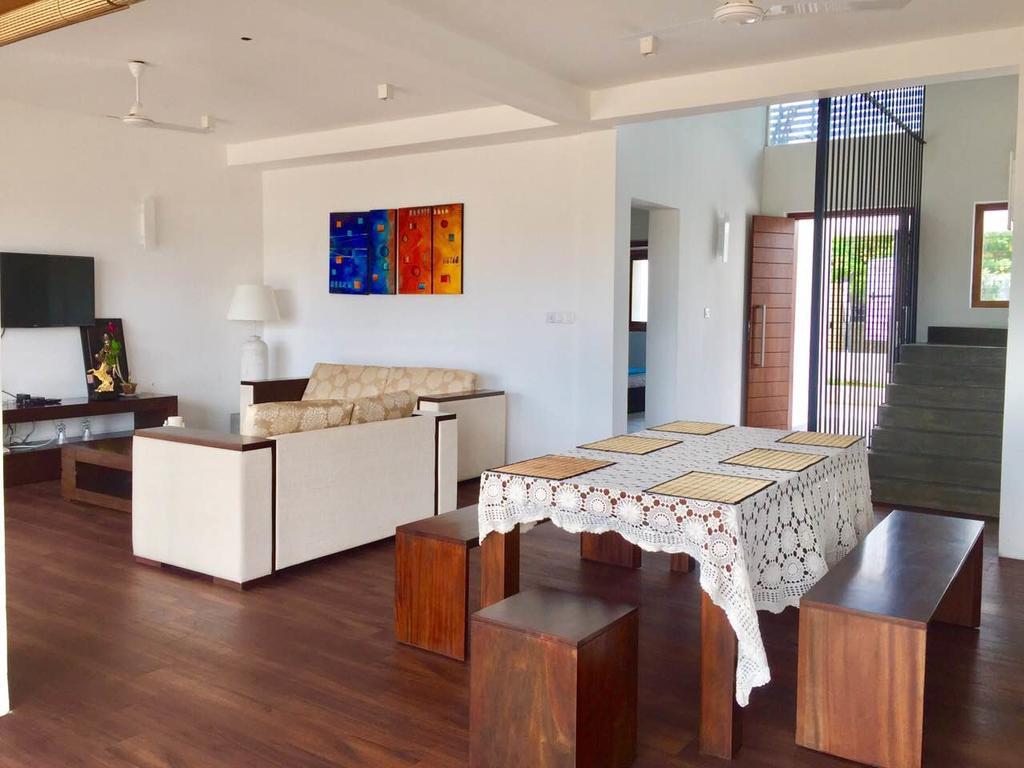 White Sand Villa - Beach Front Hikkaduwa Exterior photo